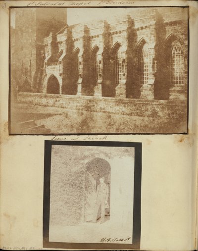 Ein Mann steht in einer Tür in der Lacock Abbey von William Henry Fox Talbot